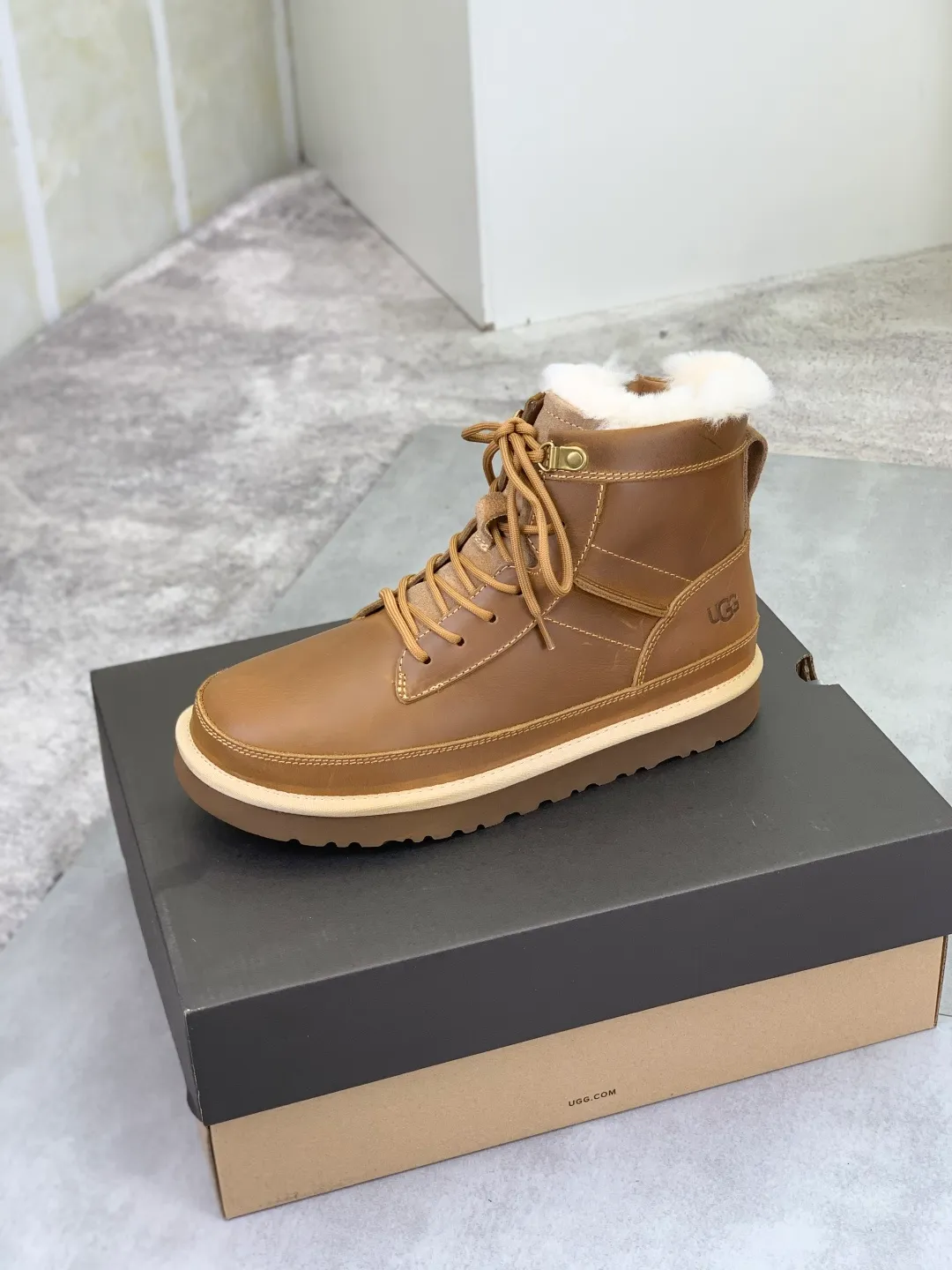 Men's men's shoes 💰P640 New top version UGG 2025 autumn and winter high-top new casual shoes new series Ansley Mules Fashionable and comfortable shallow flat slip-on casual loafers ✨ Classic suede cowhide with 10mm wool lining Insole Fleece collar Soft and comfortable ❤️ Decorated with UGG classic heat embossed brand logo on the back side Full texture Lightweight rubber sole Anti-slip, wear-resistant and comfortable Color: Black Brown Size: 39-45